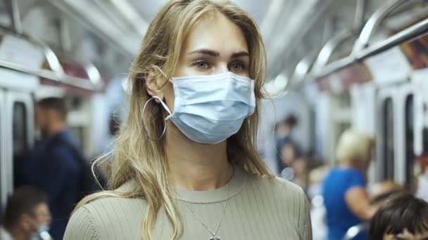 Пассажирская маска вызывает коронный вирус метрополитена. Толпа поезд людей covid-19 — стоковое видео