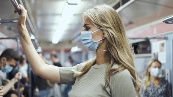 Visage masqué femme chariot métro corona virus. Train de voyageurs de foule covid-19. — Video