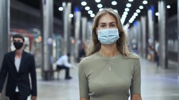 Folla volto mascherato a piedi in stazione della metropolitana coronavirus. Donna in metropolitana covid-19 — Video Stock
