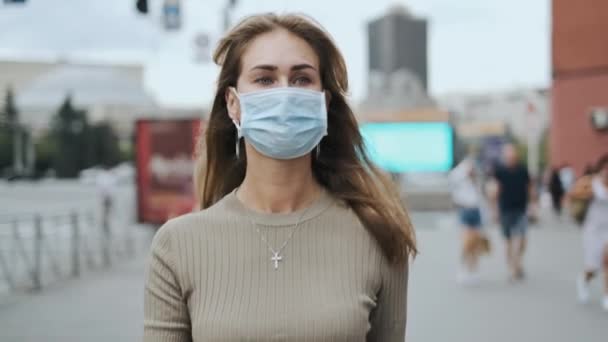 Masked face person walk street coronavirus. woman going crowd city covid-19. — Stock Video