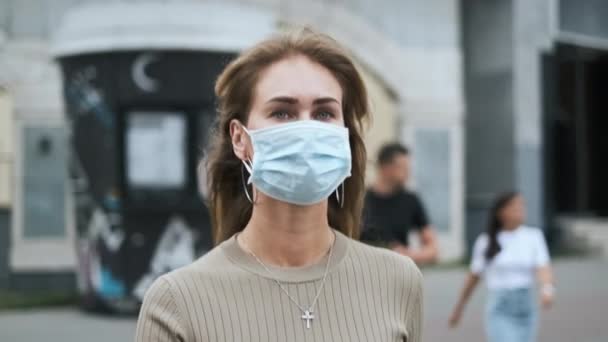 Maskeli adam sokak koronavirüsünde yürüyor. Kadın kalabalık şehir covid-19 'una gidiyor. — Stok video