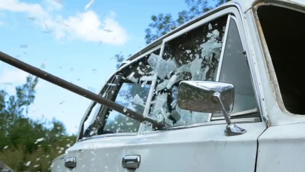 El hombre loco destruyó el auto viejo golpeó la palanca. Vehículo de cristal roto de vándalo de asalto humano — Vídeo de stock