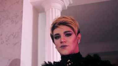 Çılgın bakışlı travesti Igbt kozmetik. Kameraya bakan çılgın bir transseksüel. Erkek.