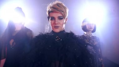 Grup travestisi kendine güvenen kamera. Transseksüel Igbt. - İnsanlar. Lezbiyenler.