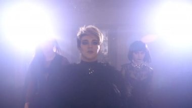 Model mankenler podyumda travesti podyumu. Transseksüeller cazibe yürüyüşü.