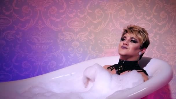 Travestito gridando cantare donna bagno leggero. Singer uomo transgender urlare canzone. — Video Stock