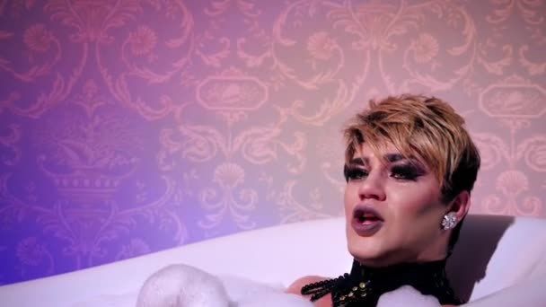 A transzszexuális sikoly könnyed fürdőt énekel. Az énekes biszexuális emberek énekelnek. Emberek.. — Stock videók