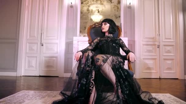Уверенность сексуальная женщина готическое платье сидеть стул. Темный макияж гордая девушка на троне. — стоковое видео