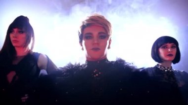 Trans insanların özgüveni duman altında kameraya bakar. Gururlu travesti. Kadınlar