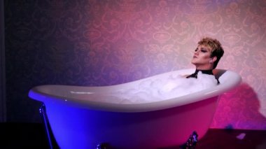 Moda transseksüeli banyo yap biseksüel kozmetik gay trans rahatla ispa köpüğü insanlar