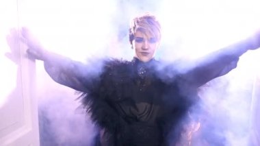 Deli kadın biseksüel travesti Igbt Kozmetik 'e gülüyor. Çılgın trans adam. İnsanlar