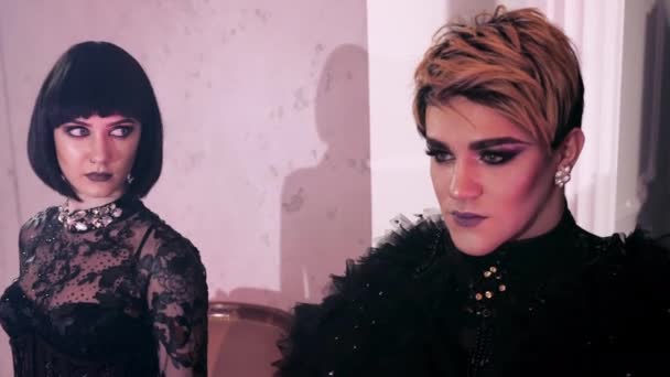 Zwei gotische gleichgeschlechtliche Transvestiten lgbt Vertrauen aussehenden Gesicht. Menschen. Frauen. — Stockvideo