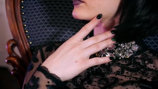 Acariciar los dedos en el cuello mujer sexy con maquillaje oscuro. Tocando dedo cara chica. — Vídeos de Stock