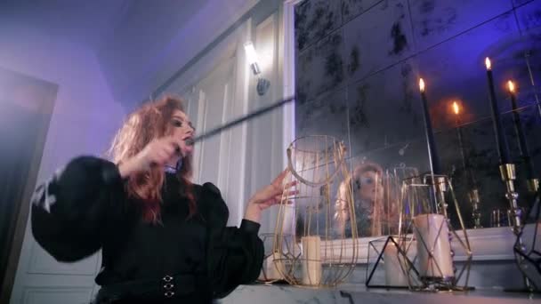 Sexy strega gotico abito nero fare magia Halloween. Bellezza donna con bacchetta magica — Video Stock