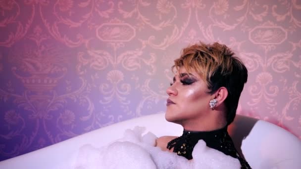 Módní transvestita koupat bisexuální kosmetické. Gay trans relax spa pěna žena — Stock video