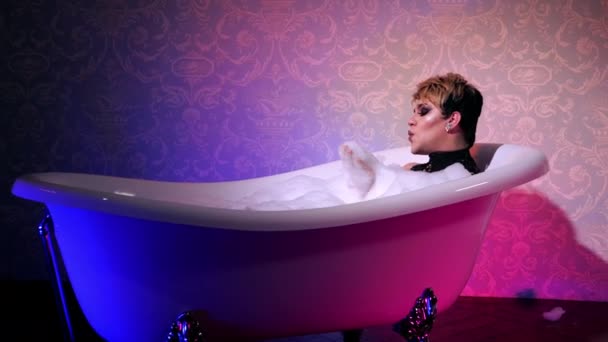 Transsexuel prendre bain dans la lumière au néon. Femme. Mousse cosmétique bisexuelle trans. Les gens — Video