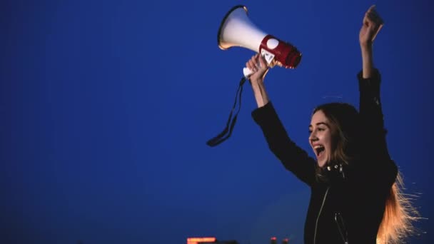 Chica femenismo alegría grito megáfono victoria femenina derecho género rally. Feminismo. — Vídeos de Stock