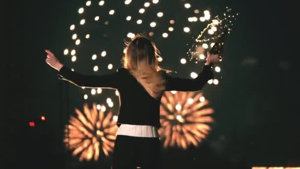 Femme alcool joie éclaboussure bouteille de vin avec feux d'artifice de vacances. Fille buveuse. — Video