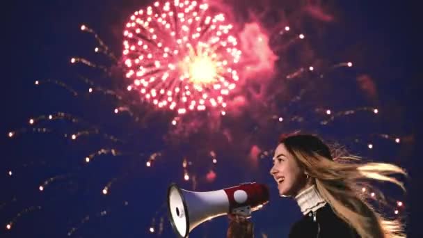 Donna gioia femminista vittoria femminile urlare altoparlante vacanza fuochi d'artificio femminismo. — Video Stock