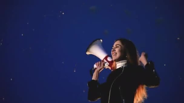 Joy femme crier haut-parleur gagner célébrer feux d'artifice colorés. Féminisme. Féministe — Video
