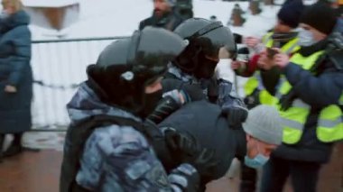 Özel kuvvetler erkek gösterisini durdurdu. SWAT protestocuyu gözaltına alıyor. Tutuklamalar.
