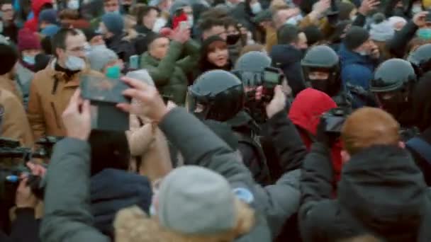 Les forces spéciales de police détiennent un criminel. Mains menottées. Bras de manchette. Hooligan rebelle — Video