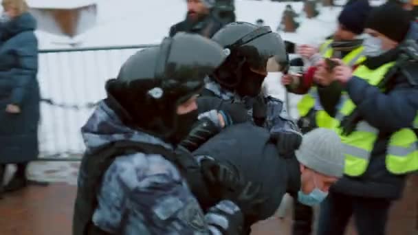 Zvláštní jednotky zadržely demonstraci mužů. Zadržování protestantů. Zatčení. — Stock video