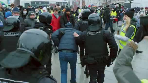 La policía detiene al rebelde manifestante. La policía arresta gente. Huelga política — Vídeo de stock