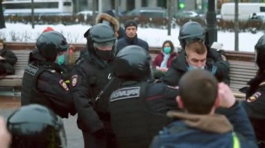 Özel kuvvetler insan gösterisini durdurdu. Polis protestocuyu gözaltına aldı. Tutuklamalar.