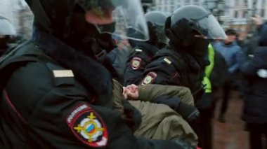 Polis gücü isyancı protestocuyu gözaltına aldı. Polis insanları tutukluyor. Siyasi grev
