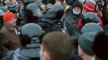 Polis gücü isyancı protestocuyu gözaltına aldı. Polis insanları tutukluyor. Siyasi grev