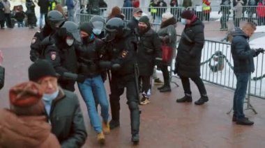 Özel kuvvetler insan gösterisini durdurdu. Polis protestocuyu gözaltına aldı. Tutuklandı..