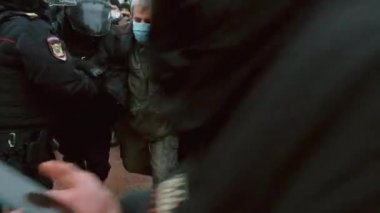 Özel kuvvetler insan gösterisini durdurdu. Polis protestocuyu gözaltına aldı. Tutuklamalar.