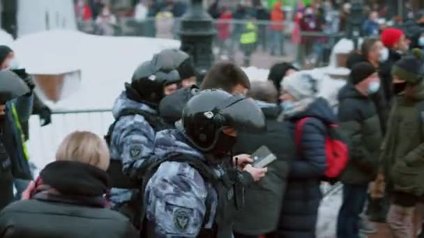 Fuerzas especiales detuvieron al hombre en la manifestación. La policía detiene a los manifestantes. Detención — Vídeos de Stock