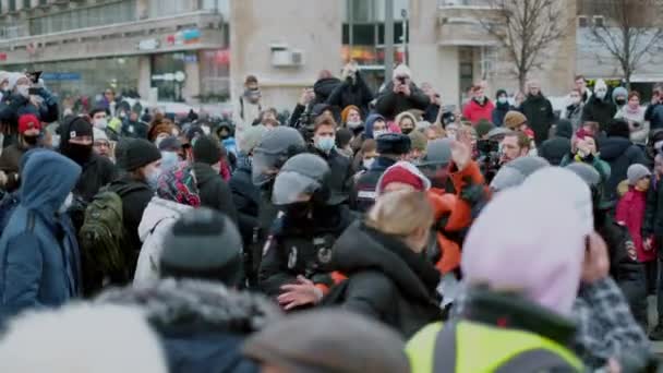 Politie houdt demonstrant rebel man aan. Politieagent arresteert mensen. Politieke staking — Stockvideo