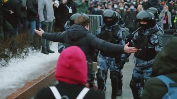 Specialstyrkorna grep mannen vid demonstrationen. Polisen håller kvar demonstranten. Arresteringar — Stockvideo