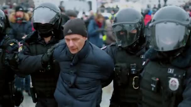 Les forces spéciales de police détiennent un criminel. Mains menottées. Bras de manchette. Hooligan rebelle — Video