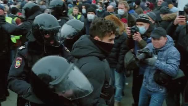 Задерживать людей на политической забастовке. поддержать Алексея Навального. Россия Москва — стоковое видео