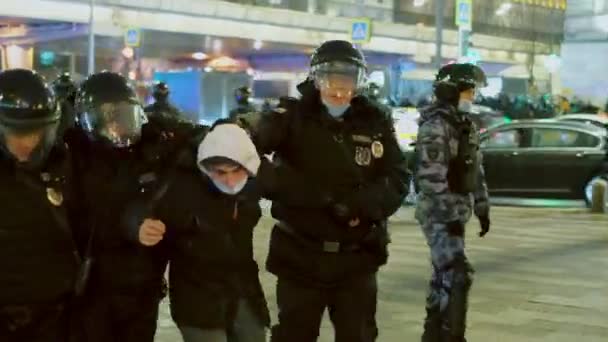 Le forze speciali hanno trattenuto un uomo alla manifestazione. La polizia sta trattenendo il manifestante. Arresto. — Video Stock