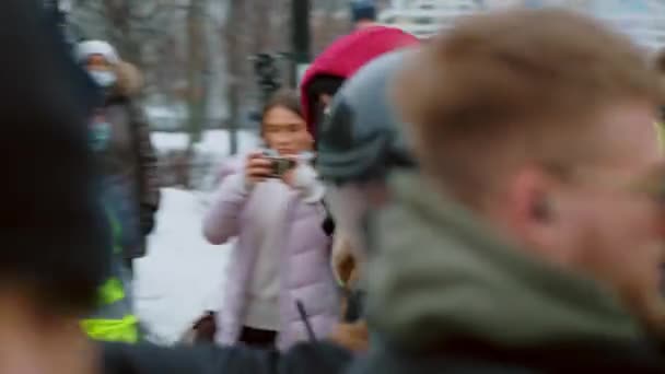 La police arrête un homme rebelle manifestant. Un policier arrête des gens. Grève politique — Video