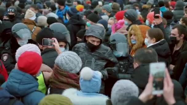 Polizeikräfte nehmen Demonstranten fest. Polizisten nehmen Menschen fest. Politischer Streik — Stockvideo