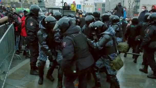 Speciální jednotky zadržely demonstraci. Policie zadržuje protestujícího. Zatčen. — Stock video