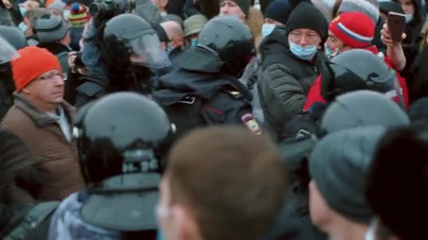 Polizeikräfte nehmen Demonstranten fest. Polizisten nehmen Menschen fest. Politischer Streik — Stockvideo