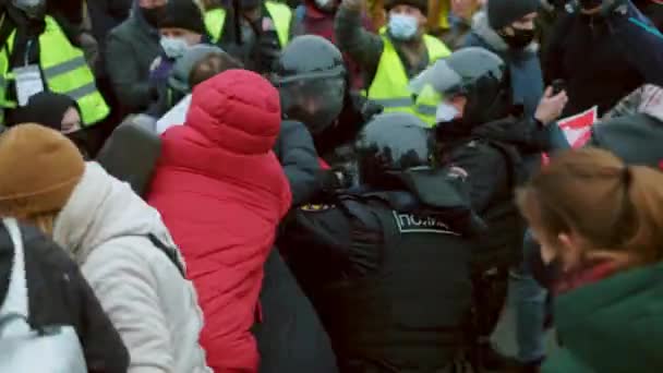 La policía detiene al rebelde manifestante. La policía arresta gente. Huelga política — Vídeo de stock