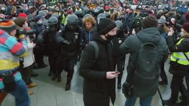 Spezialkräfte nahmen Mann bei Demonstration fest. Die Polizei nimmt Demonstranten fest. Festnahme — Stockvideo