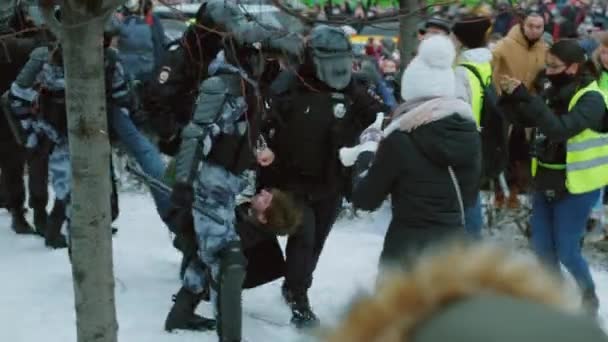 Politie houdt demonstrant rebel man aan. Politieagent arresteert mensen. Politieke staking — Stockvideo