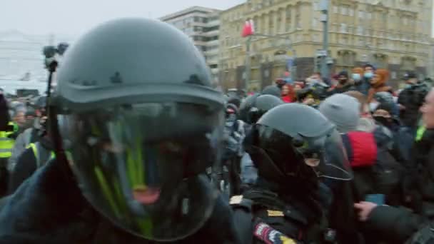 Spezialkräfte nahmen Mann bei Demonstration fest. Die Polizei nimmt Demonstranten fest. Festnahme — Stockvideo