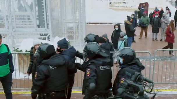 Fuerzas especiales detuvieron manifestación de hombres. La policía detiene a los manifestantes. Detenido. — Vídeo de stock