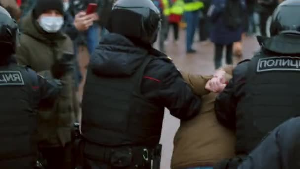 Politie houdt demonstrant rebel man aan. Politieagent arresteert mensen. Politieke staking — Stockvideo