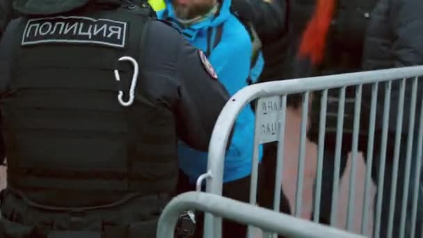 Zadržení političtí stávkující protestují. podporovat Alexeje Navalnyho. Rusko Moskva — Stock video